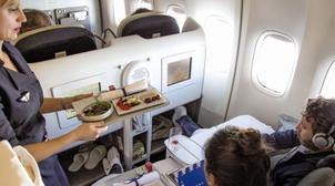 Dans les coulisses de la restauration en avion (REPORTAGE)