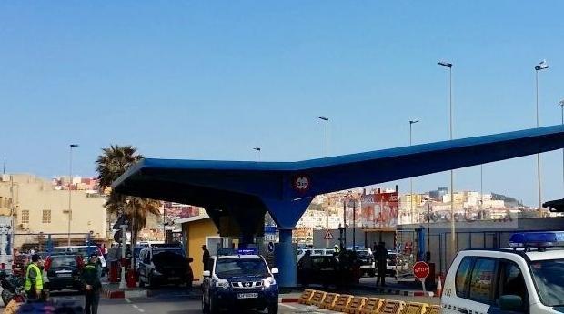 خوفا من فقدان عملهم.. العمال المغاربة بسبتة المحتلة يطالبون بفتح الحدود البرية