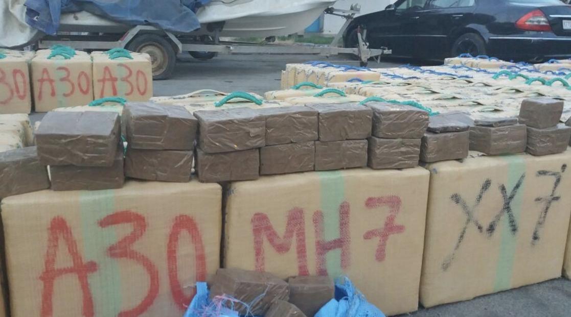 إتلاف كمية كبيرة من المخدرات والسجائر المهربة سبق أن حجزتها مصلحة الجمارك بأك...