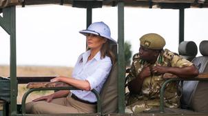 Lors de sa visite au Kenya, Melania Trump s’affiche avec un casque colonial et …