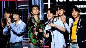 فرقة BTS تتوج بجائزة أحسن أغنية وأحسن فرقة عالمية في حفل جوائز "People's Choice"