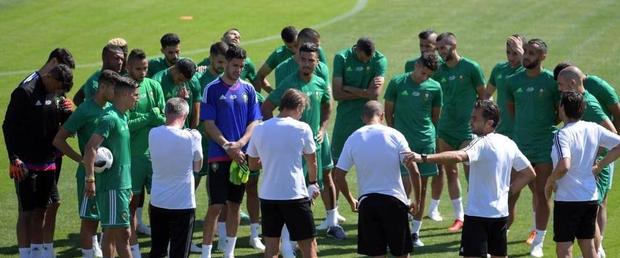 رونار ولاعبو المنتخب يتضامنون مع ضحايا "حادث بوقنادل"