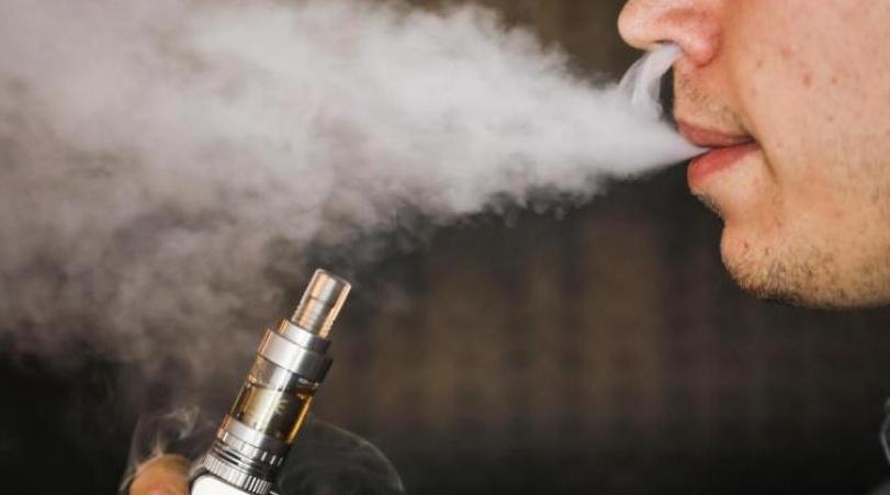 جدل كبير حول السجائر الإلكترونية بأمريكا بسبب مخاطرها الصحية