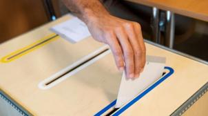 Pologne : Le parti conservateur au pouvoir remporte les législatives (Sortie de…