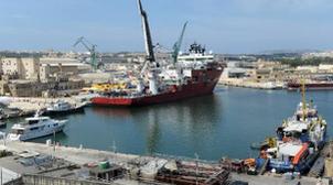 Deux navires transportant des migrants autorisés à s’abriter à Malte