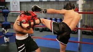 Un coach de Muay Thaï frappe violemment son élève lors des entraînements, la to…