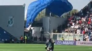 En Italie, un parachutiste atterrit sur la pelouse en plein match (VIDEO)