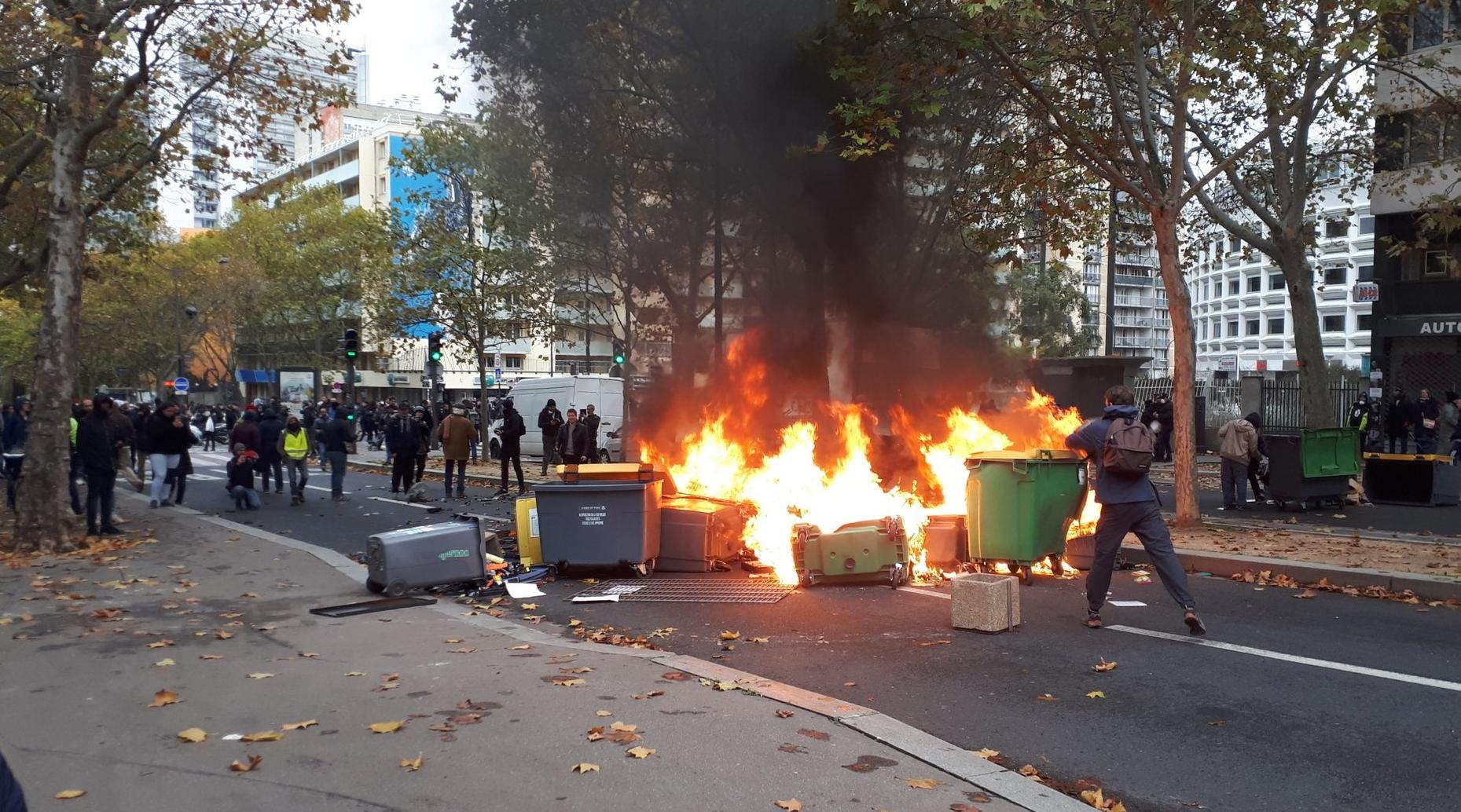 «Gilets jaunes»: violences sporadiques à Paris au premier anniversaire de la na…