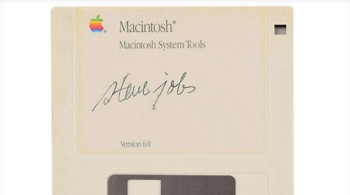 Une disquette signée par Steve Jobs vendu à 84 000 dollars aux enchères
