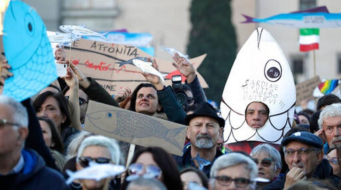 Rome: Des dizaines de milliers de "sardines" antifascistes défilent contre le p…