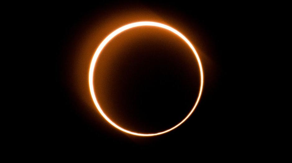Les astronomes amateurs admirent une éclipse "cercle de feu" en Asie(Images)