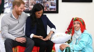 La duchesse du Sussex se fait tatouer au henné par les jeunes filles d'Asni (Im…