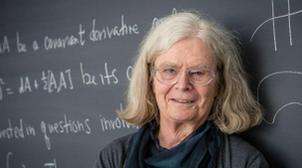 L’Américaine Karen Uhlenbeck, première femme à remporter le prix Abel de mathém…