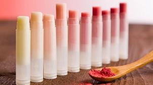 Astuces beauté: 3 recettes faciles pour fabriquer votre baume à lèvres maison !