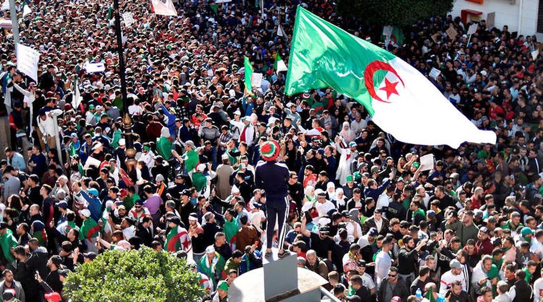 Algérie: deux morts dans des heurts entre des protestataires et des policiers