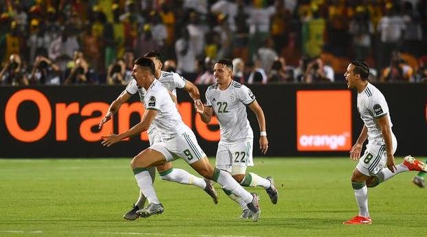 بالفيديو: لاعبو وجماهير المنتخب الجزائري يحتفلون بلقب كأس أمم إفريقيا