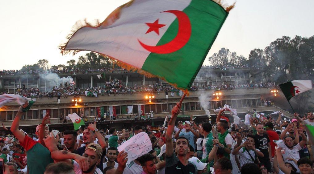 CAN 2019: les Fennecs de retour à Alger, acclamés par une foule en délire