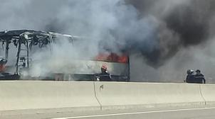VIDEO/ Un autocar prend feu sur l'autoroute Tanger MED-Tanger, aucun blessé à d…