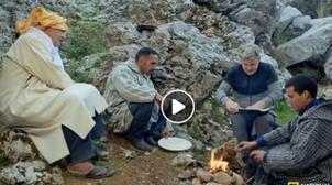 En visite au Maroc, le célèbre chef Gordon Ramsey cuisine la "Medfouna"