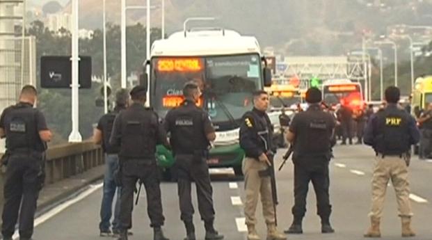 Brésil: Un homme armé retient en otages 16 passagers d'un bus à Rio de Janeiro