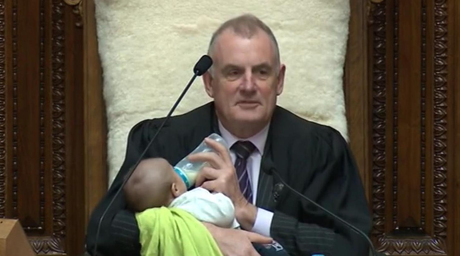 En plein session parlementaire, le président du Parlement néo-zélandais donne l…