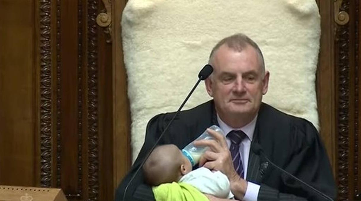 Nouvelle-Zélande: le président du parlement donne le biberon au bébé d'un déput…