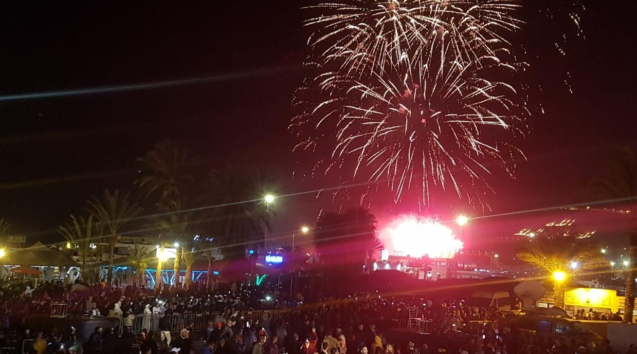 بالصور .. سماء أكادير تتألق بالشهب النارية احتفالا بالسنة الأمازيغية الجديدة