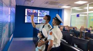 Dans la peau de policiers ... deux frères reçus à la préfecture de Police de T…
