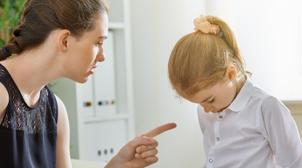 تعِبتُ من عقاب طفلي ومازال يكرّر نفس الخطأ.. البديل الذي تقدمه التربية الإيجابية...