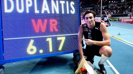 Athlétisme: Armand Duplantis bat de nouveau le record du monde de la perche