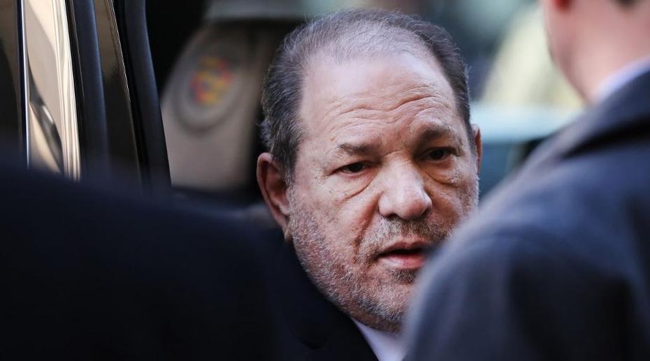 Le producteur de cinéma américain Harvey Weinstein jugé coupable d'agression se…