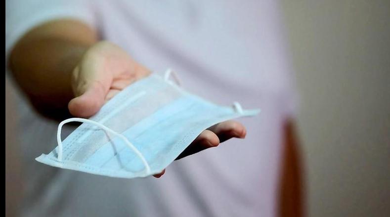 أخصائي: ارتفاع درجة الحرارة لا يجب أن ينسينا الالتزام بارتداء الكمامة الواقية