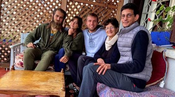 Bloquée au Maroc, une Italienne rend hommage à la famille qui l'a hébergée à Me…