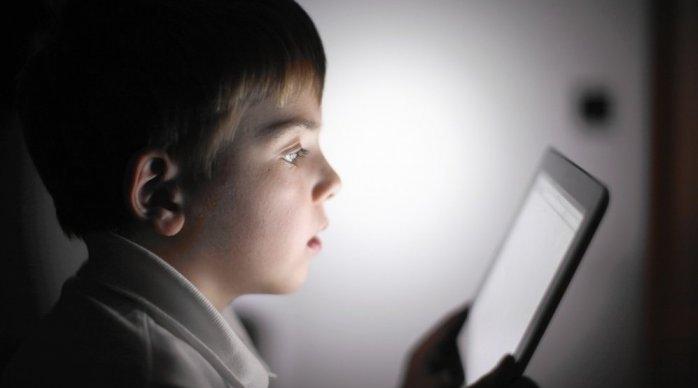 أخصائية العيون لـ 2m.ma: إفراط الأطفال في استخدام الحاسوب أو الهاتف الذكي في ...