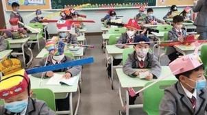 Covid-19/Chine : Les élèves de l’école primaire de Hangzhou arborent des chapea…