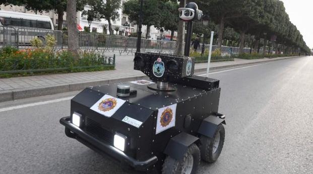 Coronavirus : A Tunis, un robot policier veille au respect du confinement (VIDE…