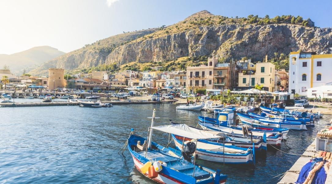 La Sicile attire les touristes en payant une partie de leurs vacances.