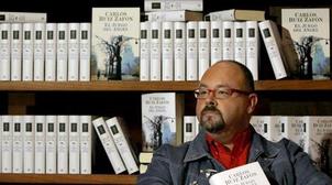 Décès de l'écrivain espagnol Carlos Ruiz Zafon, auteur de "L'ombre du vent"