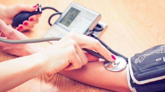L'hypertension artérielle double le risque de mourir du Covid-19 (étude)
