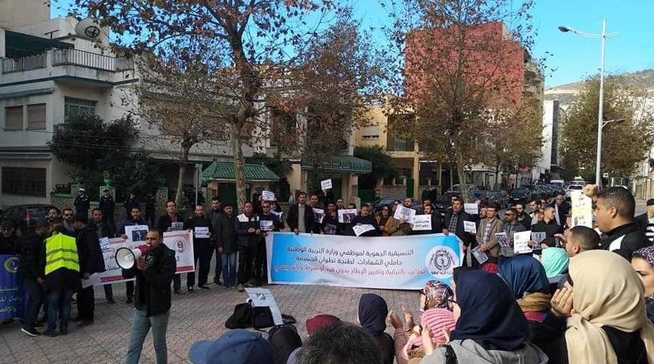 احتجاجا على وزارة التعليم.. حاملو الشهادات يضعون الشارات الحمراء خلال حراستهم...