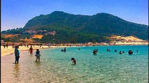 شاطئ الدالية نواحي طنجة..مياه زرقاء ورمال ذهبية للراحة والاستجمام
