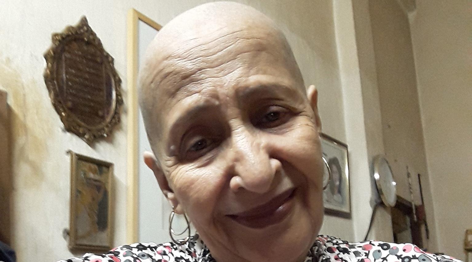 Cancer: l'actrice Aicha Mahmah se rase les cheveux en solidarité avec les malad…