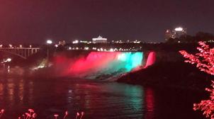 Canada: les chutes du Niagara et la tour CN aux couleurs du drapeau marocain po…