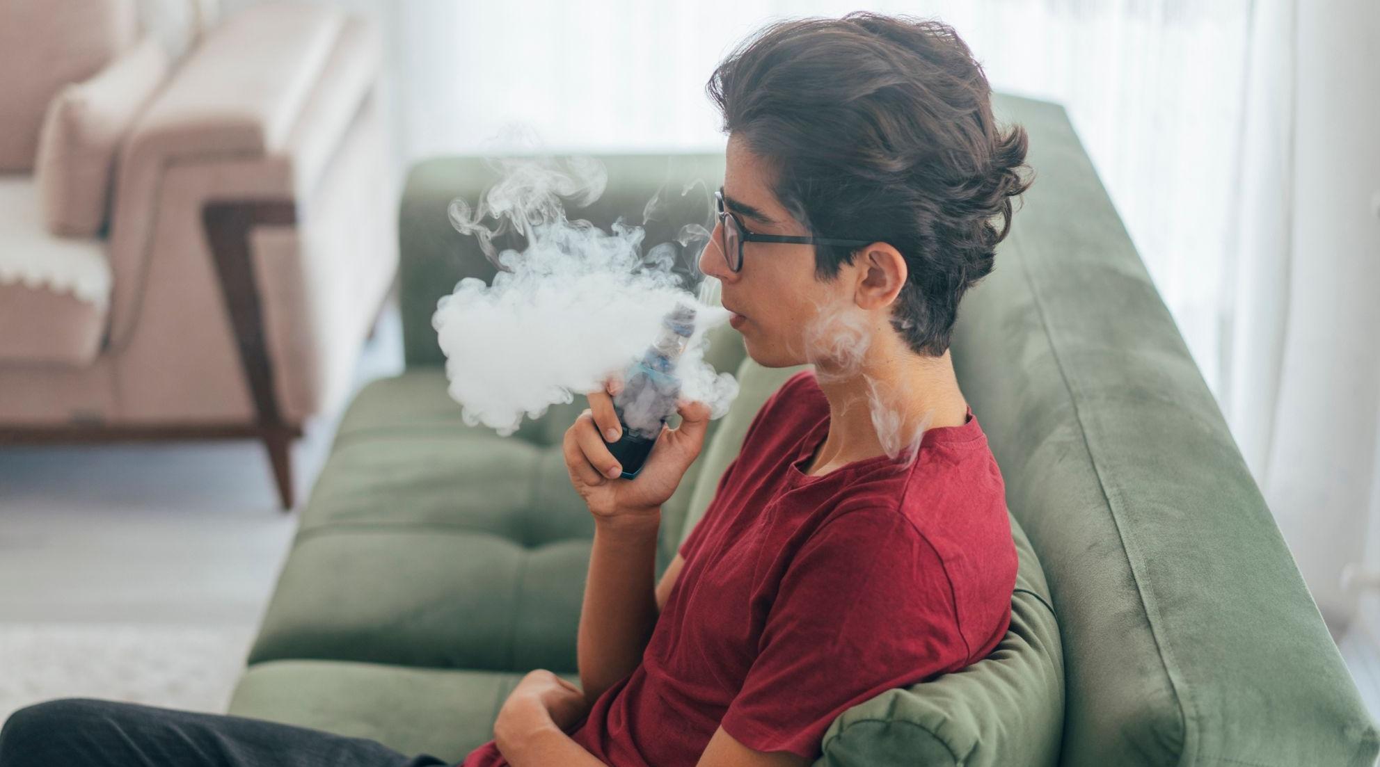 Etude// Le vapotage augmente jusqu'à 7 fois le risque de contamination à la Cov…