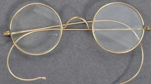 Des lunettes de Gandhi vendues à 288 000 euros aux enchères en Angleterre (VIDE…