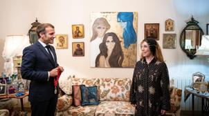 Beyrouth: Emmanuel Macron décore la diva libanaise Fairouz de la légion d'honne…