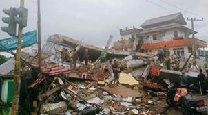 Séisme en Indonésie : Plus de 90 morts, l'espoir de retrouver des survivants s'…