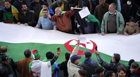 لوموند.. سياسة "اليد الممدوة" التي وعد بها تبون تتحول إلى "قبضة من حديد"