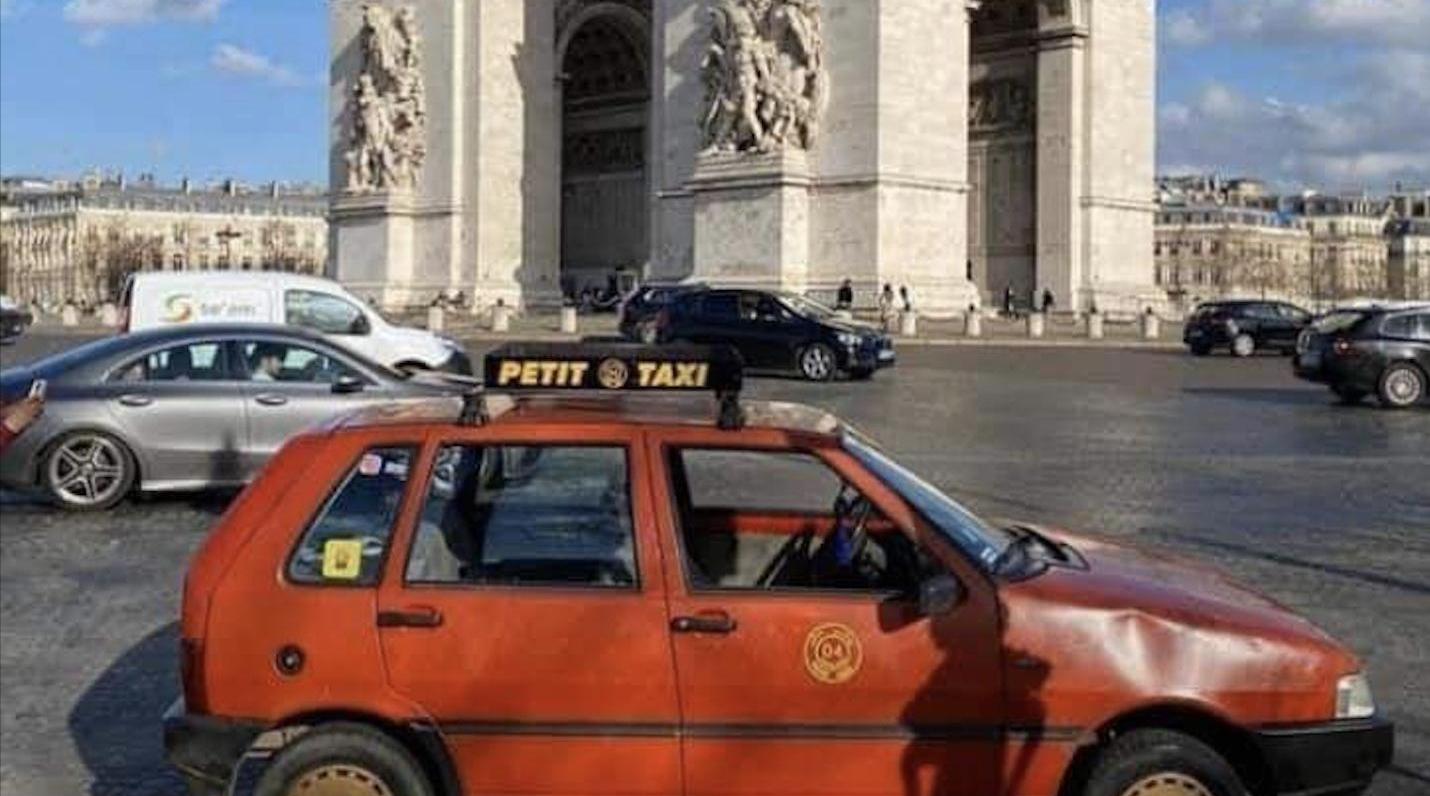 Un taxi rouge à Paris : le coup de communication ingénieux de Bimmers Fighters