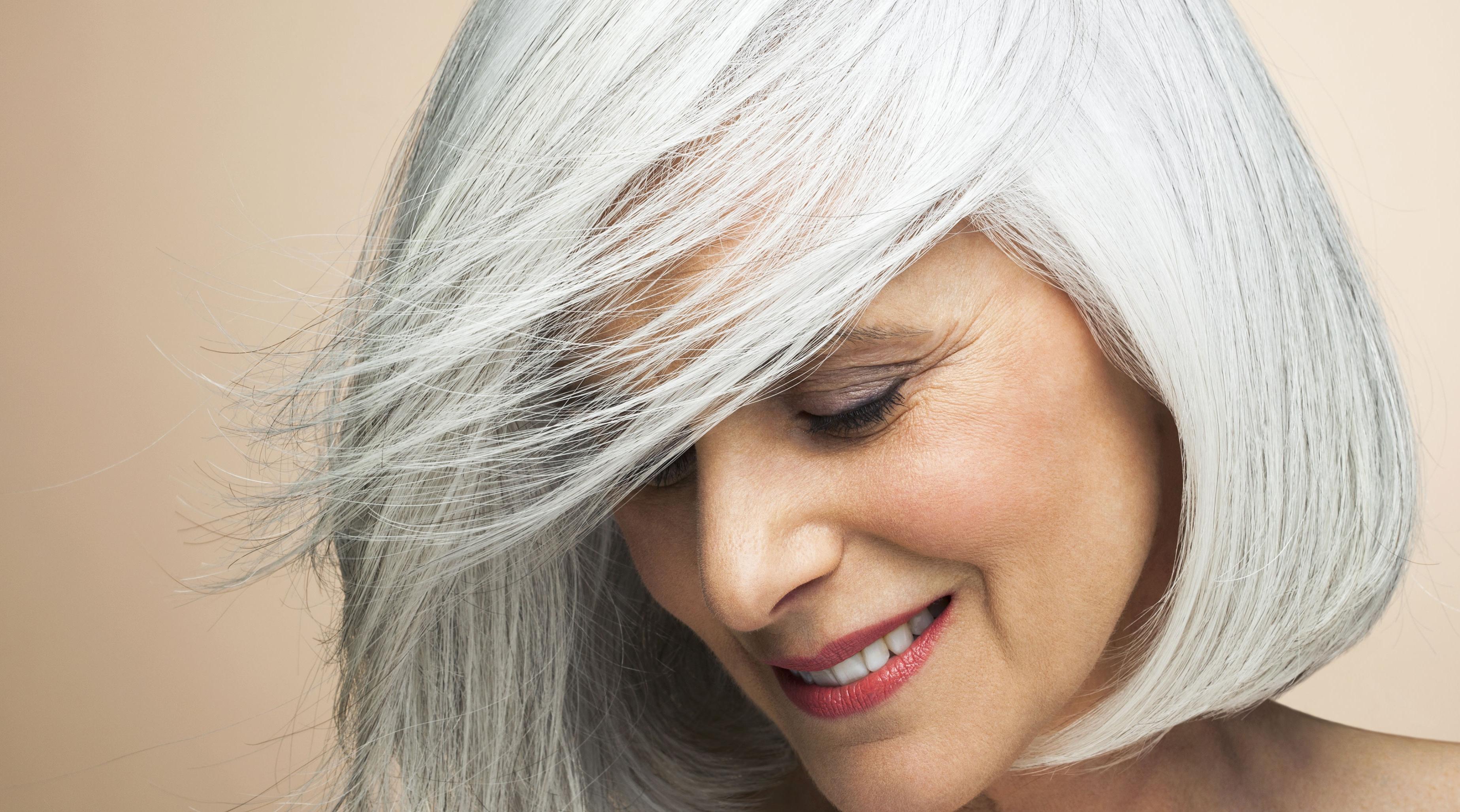 Les cheveux  gris  et blancs une coloration tendance aussi 